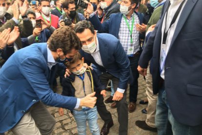 Foto de Casado y Moreno con un niño antes de la clausura del congreso andaluz del PP.