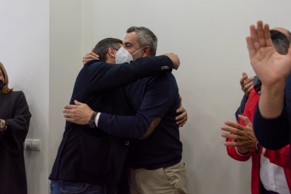 Abrazo entre José Luis Sánchez Teruel y Juan Antonio Lorenzo Cazorla.