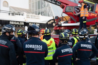 Charlando antes de iniciar el simulacro de intervención.