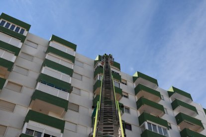 La autoescala acercándose a la fachada.