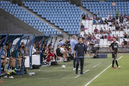 Rubi, como entrenador del Huesca, en Almería.