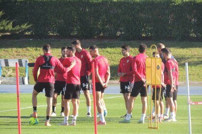 Un grupo de jugadores antes del entrenamiento.