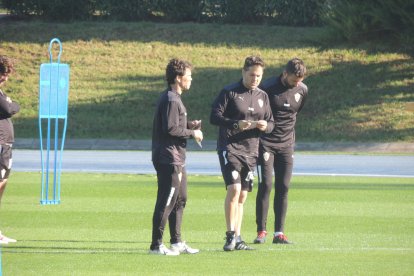 Rubi con sus ayudantes.