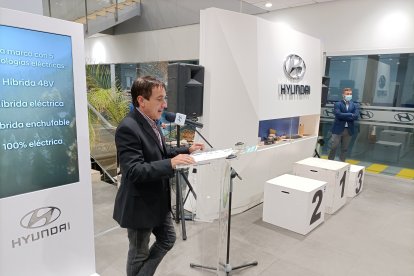 Ramón Gómez dando el pistoletazo de salida al acto.