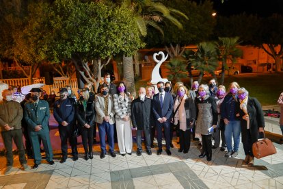 Foto de familia junto a la escultura realizada por el artista Rodrigo Valero.