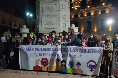 Foto de familia de algunos de los asistentes con la pancarta \\\\\\\