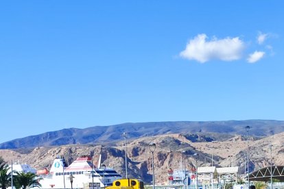 Niños y padres durante el recorrido.
