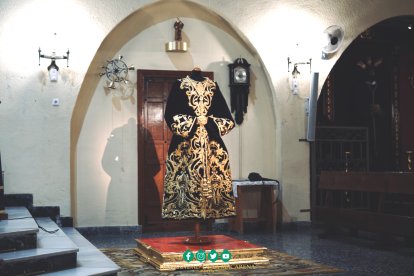 La primera túnica bordada del Señor de la Sentencia, momentos antes de su bendición.