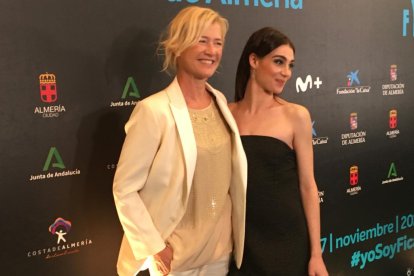Ana Duato, protagonista de Cuéntame, junto a su hija en la ficción.