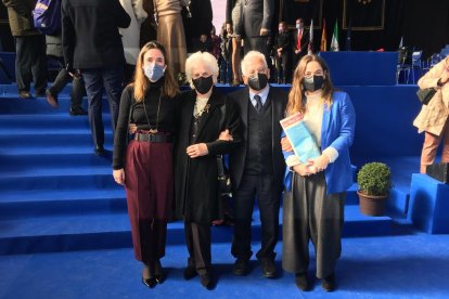 Jose Luis Martínez, junto a su mujer y sus dos hijas.