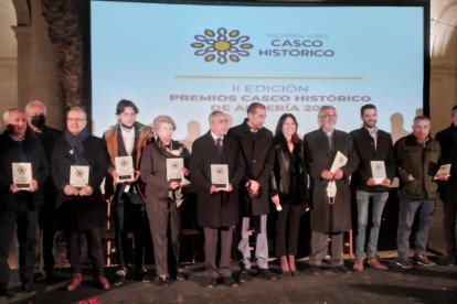 Los premiados junto a la presidente de la Asociación.