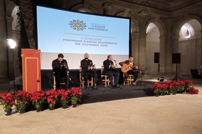 El cantaor almeriense Heredia y su grupo.