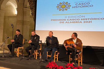 El cantaor Heredia, el guitarrista Eduardo Aguilera, Tony Santiago y Juan Andrés Heredia.