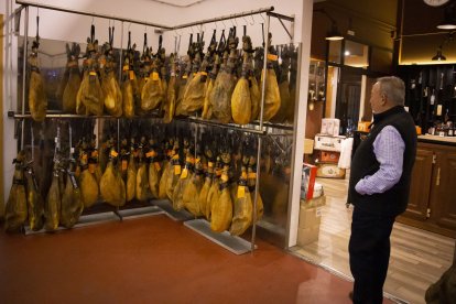 Expositor de jamones dentro de su tienda en El Real de Antas