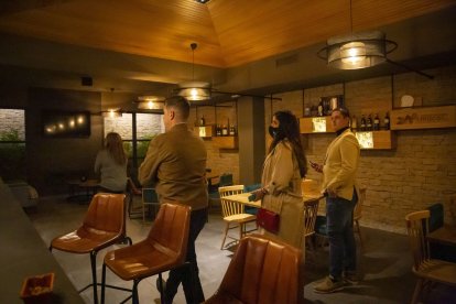 Los clientes visitan las instalaciones de la empresa