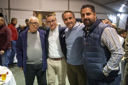 Hosteleros de la provincia junto a amigos en la celebración