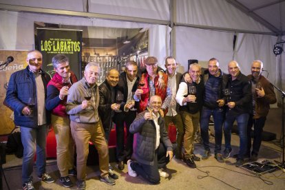 Los hermanos Carrillo junto a algunos de sus invitados de honor