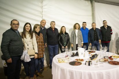 Empresarios, amigos y familiares disfrutan de la velada en la mejor compañía