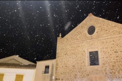 Bonita fotografía de los copos de nieve cayendo sobre el pueblo de María, en Los Vélez (Ayuntamiento de María).