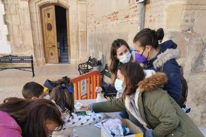 Los pequeños disfrutan del taller de manualidades