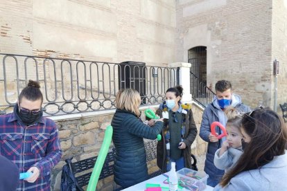 Pequeños y mayores se divierten con el taller de globoflexia