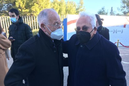 Gabriel Amat saluda a José Luis Martínez.