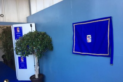 La placa que recordará en Puchena la celebración del Día de la Provincia, aún cubierta.