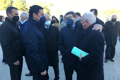 Javier A. García, Gabriel Amat y Juan José Mataría charlan con José Luis Martinez.