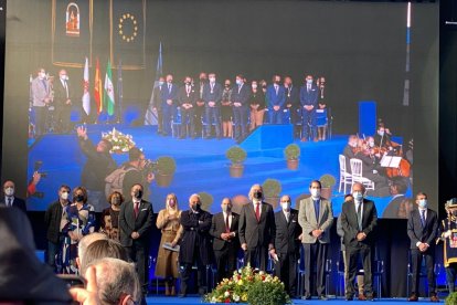 Los homenajeados en pie al inicio del acto mientras se escucha la música de Mozart a cargo del quinteto de cuerda Diesis.