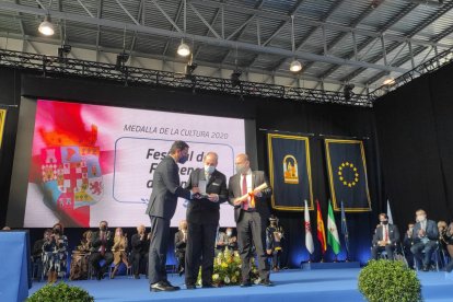 Medalla de Oro de la Cultura 2020 al Festival de Flamenco de Fondón. La recogen el organizador del Festival, José Antonio López Alemán, y el alcalde de Fondón, Valentín Martín Ramírez.