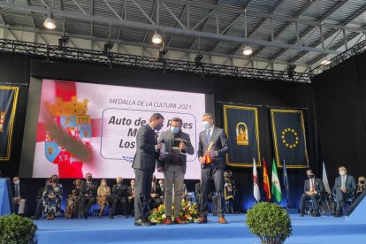 Medalla de Oro de la Cultura 2021 al Auto Sacramental de Los Reyes Magos de Los Gallardos. La recogen el organizador del Auto, José Ramón París Piñero y el alcalde de Los Gallardos, Francisco Miguel Reyes Martín.