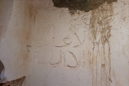 Firma encontrada en una de las paredes de los baños