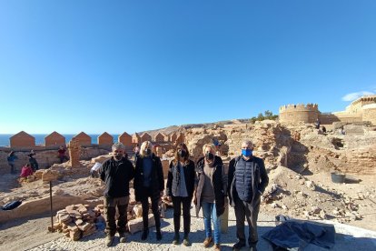 José María Martín Civantos y la directora de la Alcazaba junto a los representantes de la Delegación de Cultura