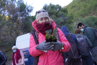 Una voluntaria del proyecto Regenera Berja.