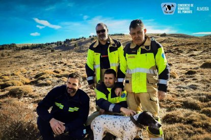 Los bomberos con el can tras el rescate.