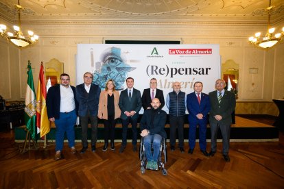 Foto de familia de los participantes en la jornada de hoy, última del ciclo (Re)Pensar Almería.