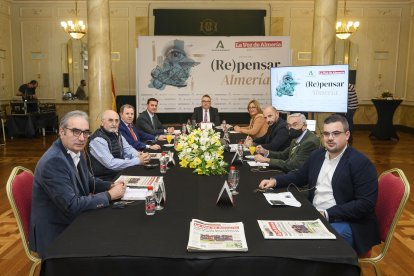 Los ponentes y el moderador, antes del comienzo de la jornada.