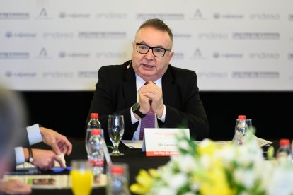 Pedro M. de la Cruz, director de LA VOZ, ha sido el encargado de moderar la mesa redonda.
