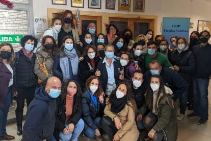 María Dolores Escobar arropada en su despedida por sus compañeros del CEIP Virgilio Valdivia.