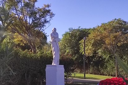 Esta mañana se ultimaban los trabajos para la estatua de San José.