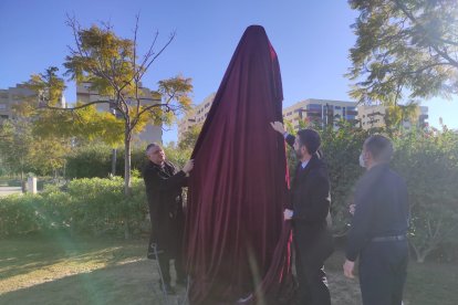Momento en el que se descubre la nueva estatua del Parque de las Familias.