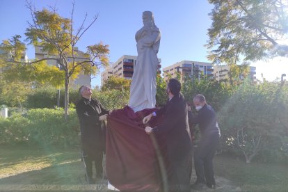 El alcalde de Almería, Ramón Fernández-Pacheco, y el obispo de la Diócesis, Antonio Gómez Cantero, descubren la imagen.