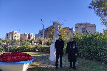 Ramón Fernández-Pacheco y  Antonio Gómez Cantero junto a la nueva imagen del Parque de las Familias.