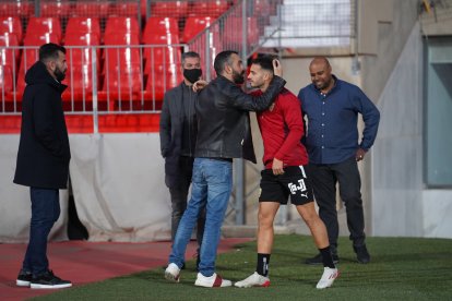 El Assy saluda a Lazo.