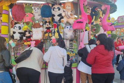 Niños y mayores disfrutan de la apertura de Almeripark.