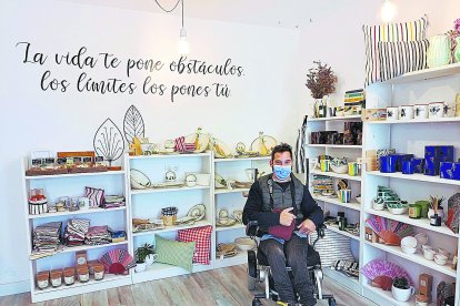 Manu en el interior de su tienda en Agua Amarga.