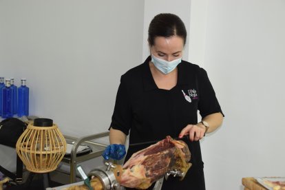 Cortadora de jamón para celebrar el aniversario.