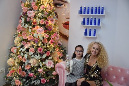 Conchi de la Cruz con su hija, Daniela.