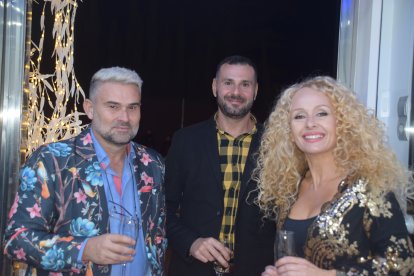 Conchi de la Cruz rodeada de clientes y amigos.