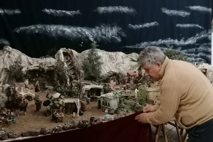 Varios vecinos en pleno proceso de montaje del belén en la iglesia de Nacimiento.